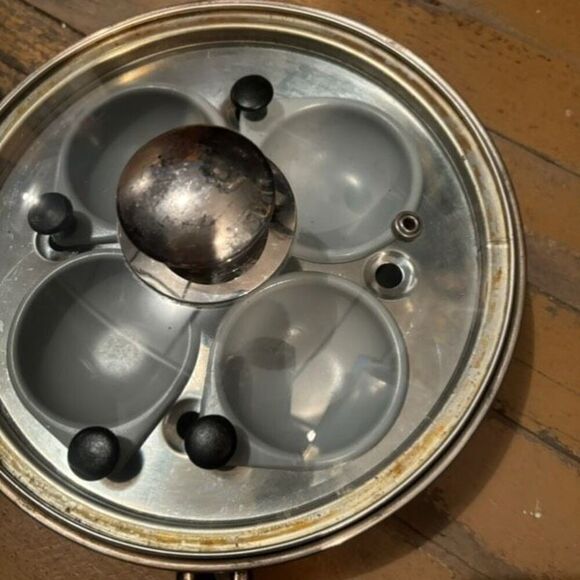 Le Gourmet Chef 18/10 Stainless Steel Egg Poacher Frying Pan With Lid - Picture 4 of 11